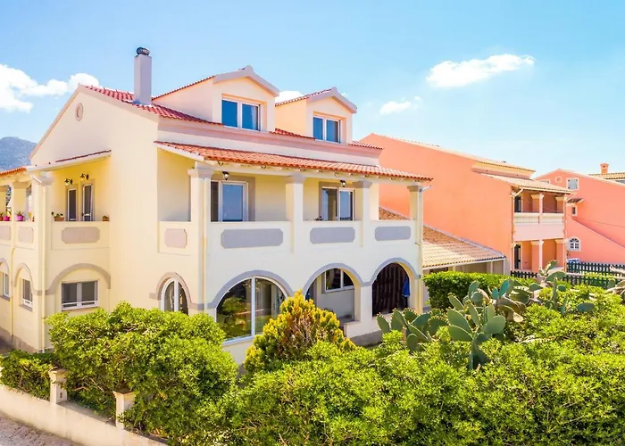 Dream House アカラヴィ